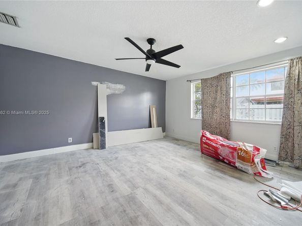 11641 NW 42nd St, Sunrise FL 33323