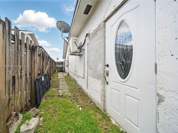 11641 NW 42nd St, Sunrise FL 33323
