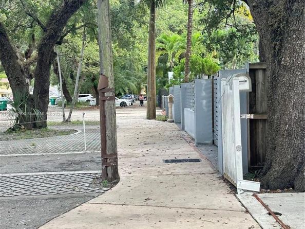 1531 NW 26th Ave, Miami FL 33125