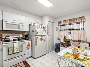 1101 Colony Point Cir 307, Pembroke Pines FL 33026