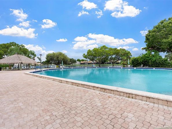 1101 Colony Point Cir 307, Pembroke Pines FL 33026