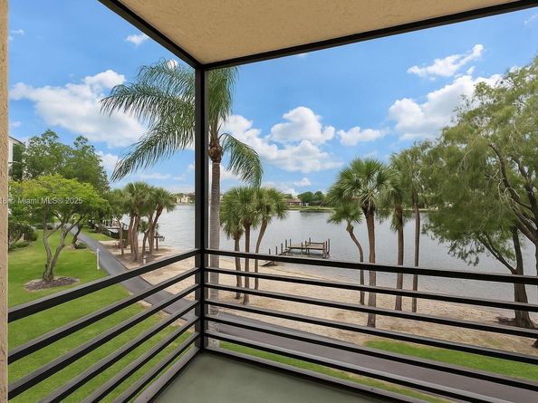 1101 Colony Point Cir 307, Pembroke Pines FL 33026