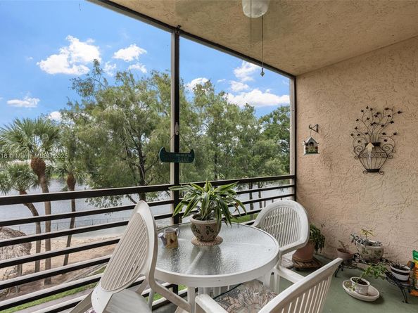 1101 Colony Point Cir 307, Pembroke Pines FL 33026