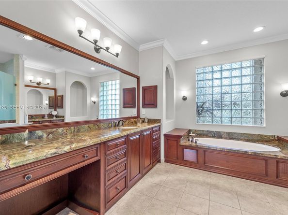 1470 Victoria Isle Dr, Weston FL 33327