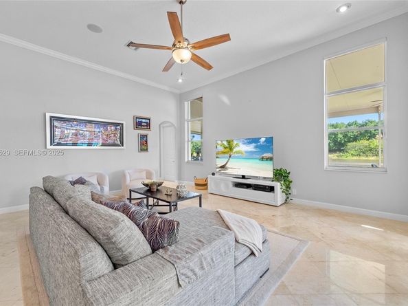 1470 Victoria Isle Dr, Weston FL 33327