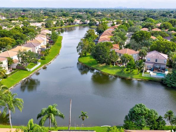 1260 NW 110th Ave, Plantation FL 33322