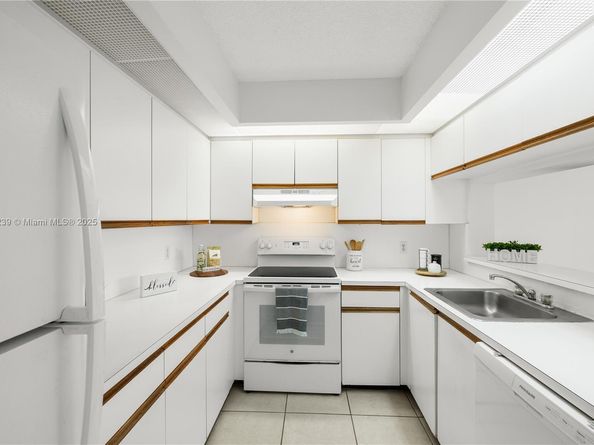 901 SW 128th Ave 212E, Pembroke Pines FL 33027