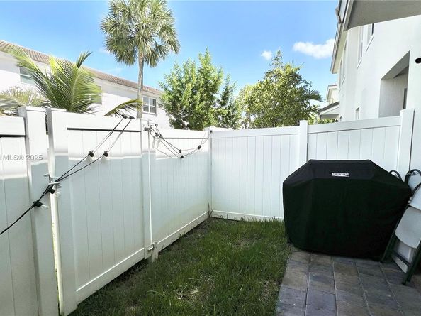 181 SW 170th Ave, Pembroke Pines FL 33027