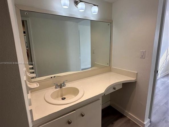 7505 SW 82nd St 211, Miami FL 33143
