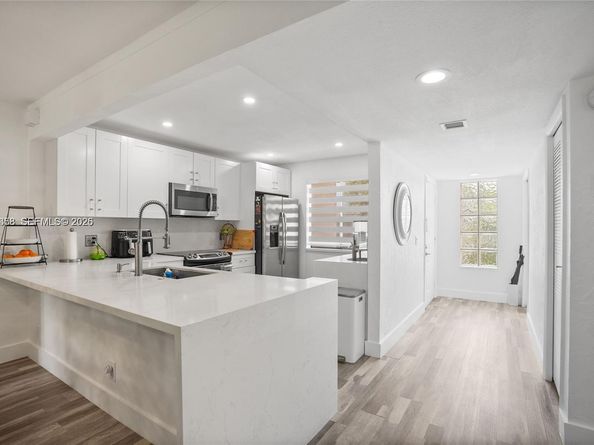 380 Racquet Club Rd 204, Weston FL 33326