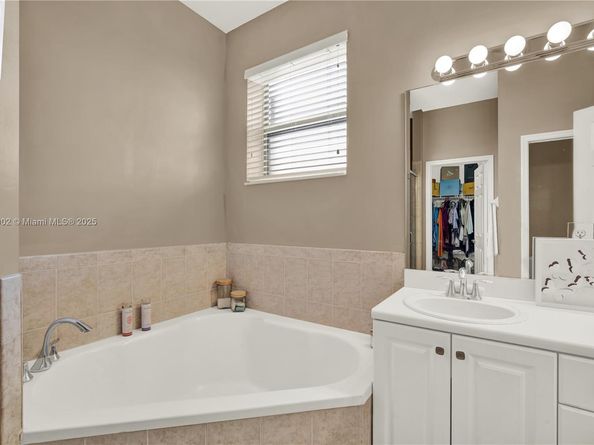 557 SE 37th Place, Homestead FL 33033