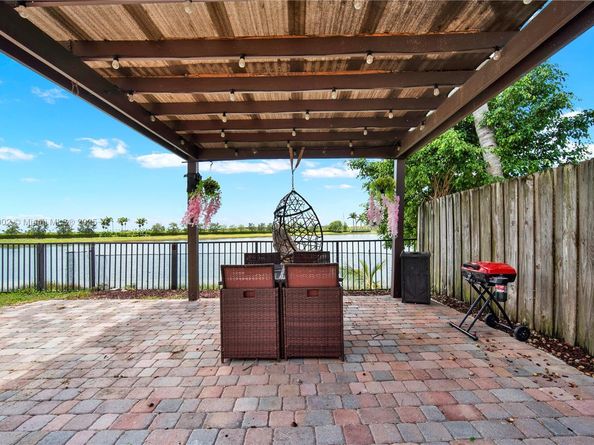 557 SE 37th Place, Homestead FL 33033