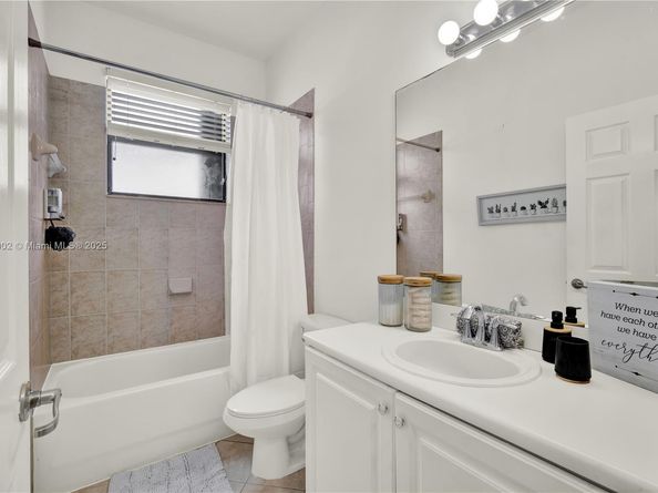 557 SE 37th Place, Homestead FL 33033
