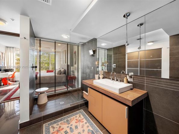 2155 Washington Ct 205, Miami Beach FL 33139