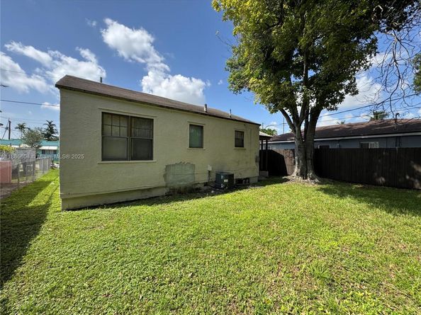 1773 NW 45th St, Miami FL 33142