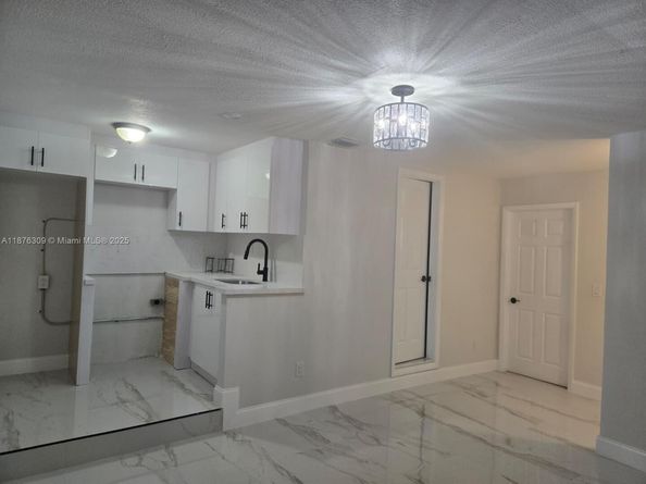 6400 Meade St, Hollywood FL 33024