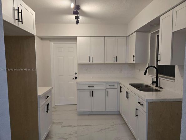 6400 Meade St, Hollywood FL 33024