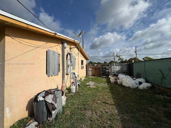 1402 NW 19th St, Fort Lauderdale FL 33311