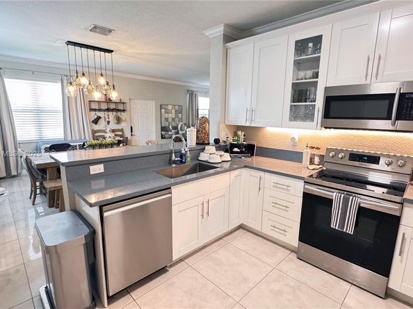 280 NE 35th St, Oakland Park FL 33334