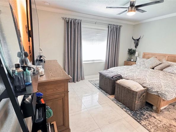 280 NE 35th St, Oakland Park FL 33334