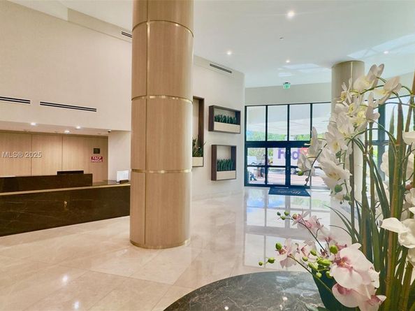 3500 Mystic Pointe Dr 1107, Aventura FL 33180