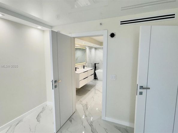 3500 Mystic Pointe Dr 1107, Aventura FL 33180