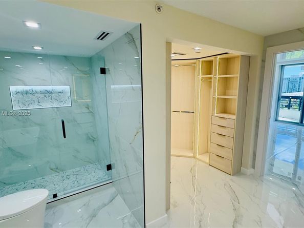 3500 Mystic Pointe Dr 1107, Aventura FL 33180