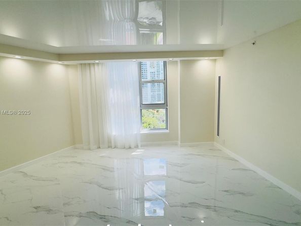 3500 Mystic Pointe Dr 1107, Aventura FL 33180