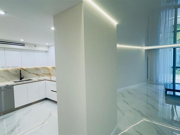 3500 Mystic Pointe Dr 1107, Aventura FL 33180