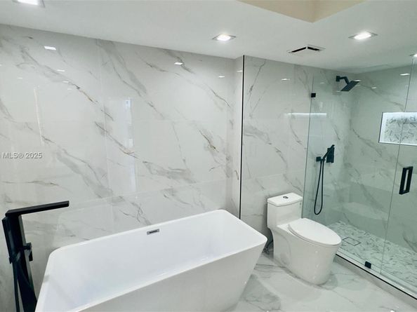 3500 Mystic Pointe Dr 1107, Aventura FL 33180