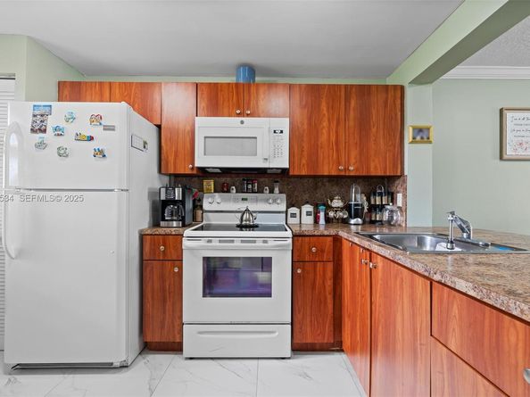 821 NE 207th Ln 1021, Miami FL 33179