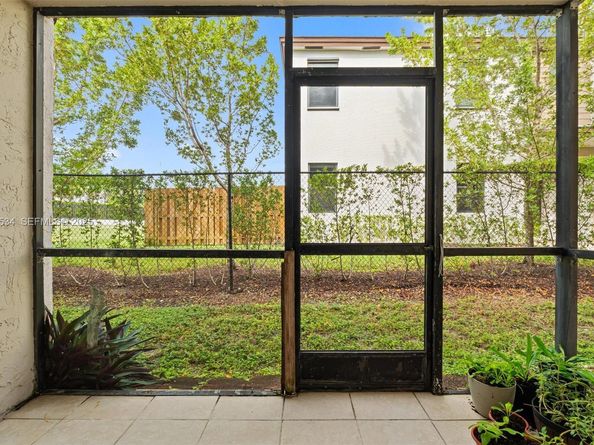 821 NE 207th Ln 1021, Miami FL 33179