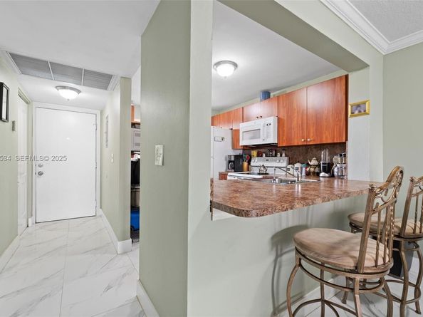 821 NE 207th Ln 1021, Miami FL 33179