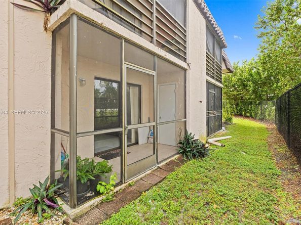 821 NE 207th Ln 1021, Miami FL 33179