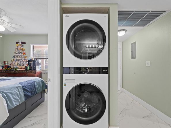 821 NE 207th Ln 1021, Miami FL 33179