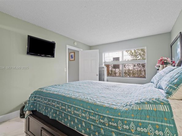 821 NE 207th Ln 1021, Miami FL 33179