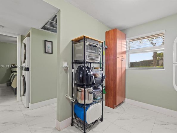 821 NE 207th Ln 1021, Miami FL 33179