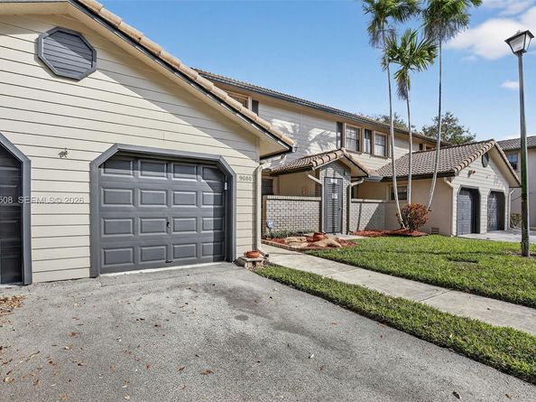 9080 Vineyard Lake Dr, Plantation FL 33324
