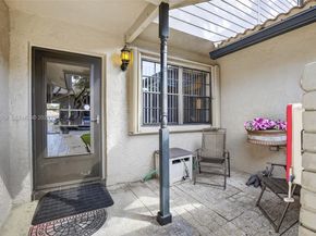 9080 Vineyard Lake Dr, Plantation FL 33324