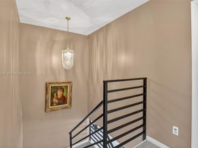 9080 Vineyard Lake Dr, Plantation FL 33324