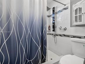 9080 Vineyard Lake Dr, Plantation FL 33324