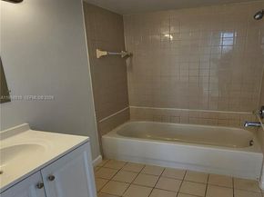 211 Lake Pointe Dr 102, Oakland Park FL 33309