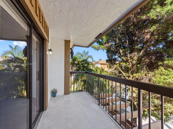6885 NW 169th St 66D, Hialeah FL 33015