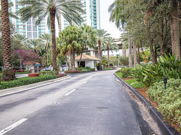 3500 Mystic Pointe Dr 1908, Aventura FL 33180
