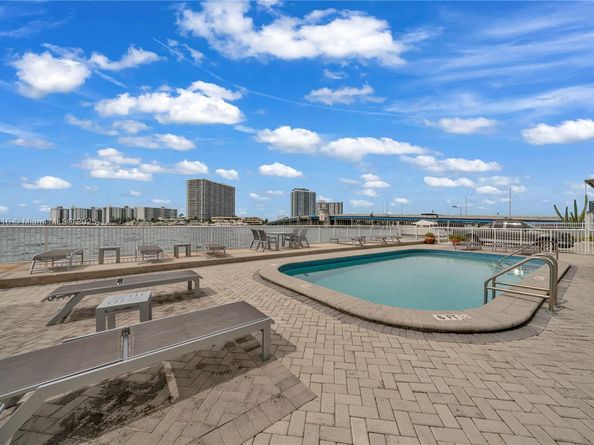 2016 Bay Dr 505, Miami Beach FL 33141