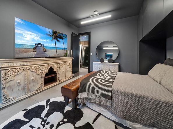2440 N Shore Ter, Miami Beach FL 33141
