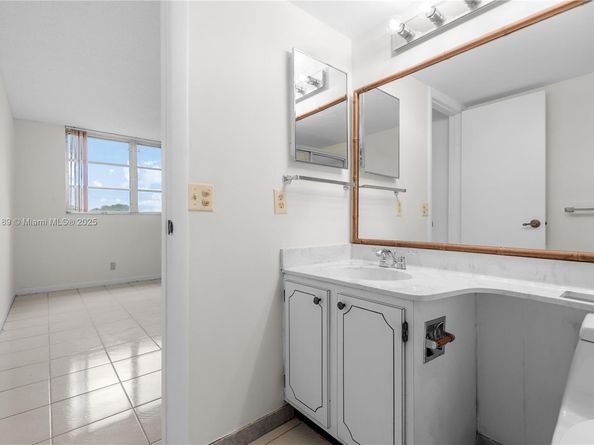 9220 S Hollybrook Lake Dr 208, Pembroke Pines FL 33025
