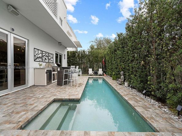 8271 NW 34th Dr, Doral FL 33122