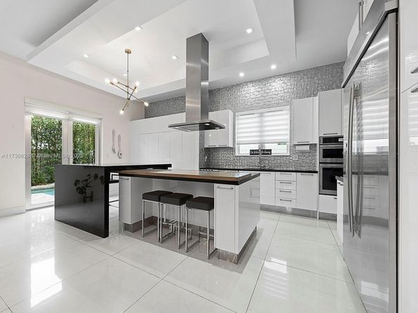 8271 NW 34th Dr, Doral FL 33122
