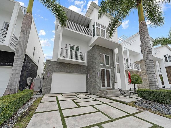 8271 NW 34th Dr, Doral FL 33122
